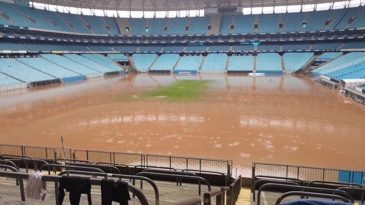 As enchentes invadem os estádios do Grêmio e do Inter, deixando os jovens retidos.   Verifique o status e como ajudar com RS