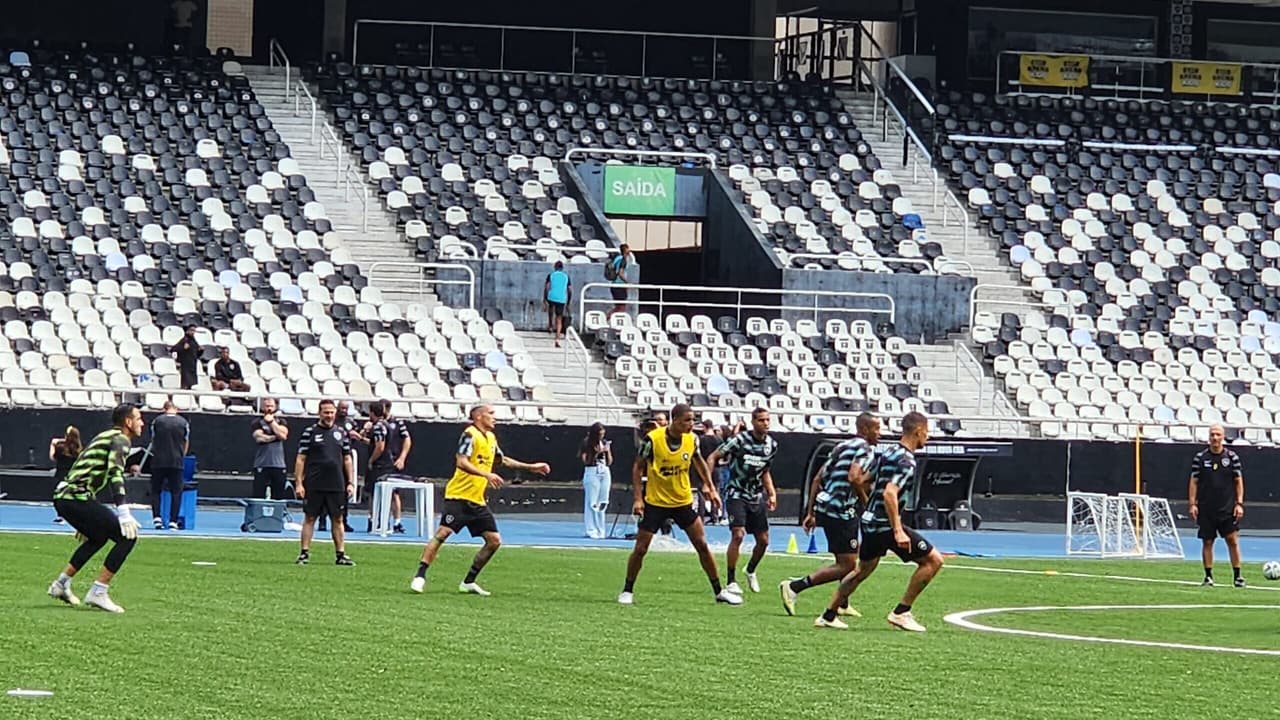 Bruno Lage 'escondeu' escalação do Botafogo em treino aberto e com momentos de descontração no Nilton Santos