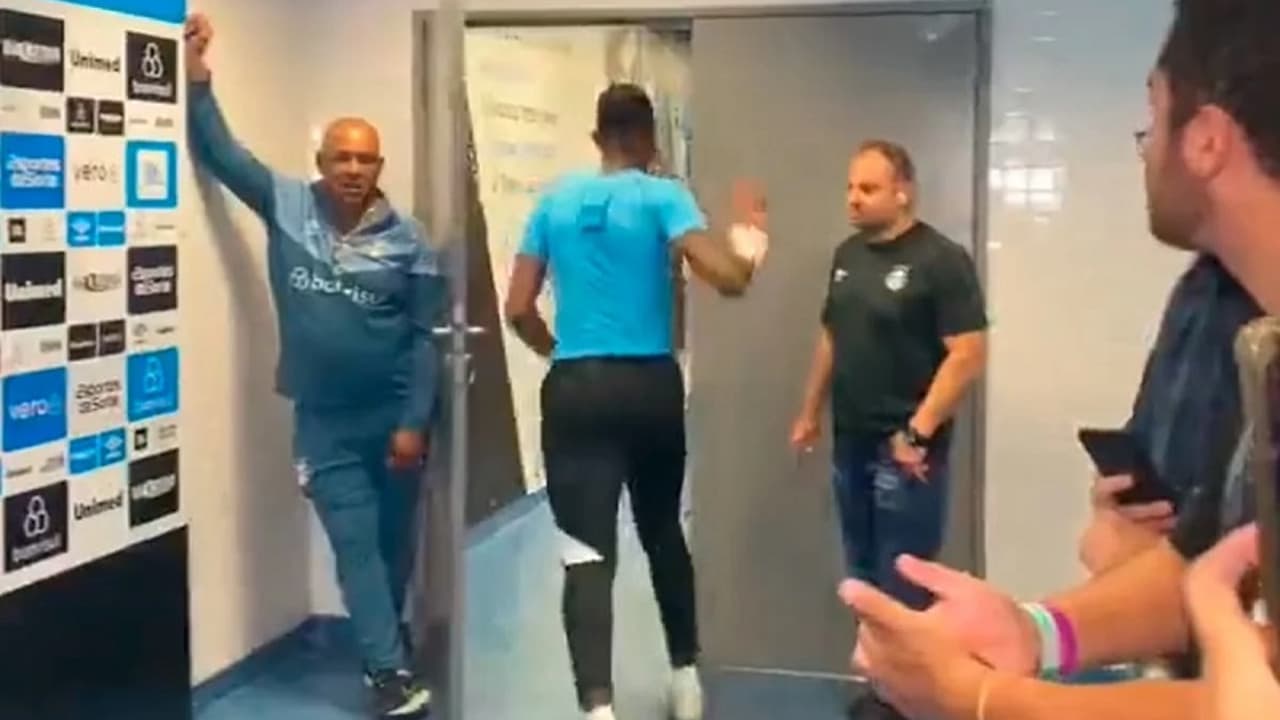 VÍDEO: Adriel bate a porta do vestiário após ser vaiado por torcedores do Grêmio