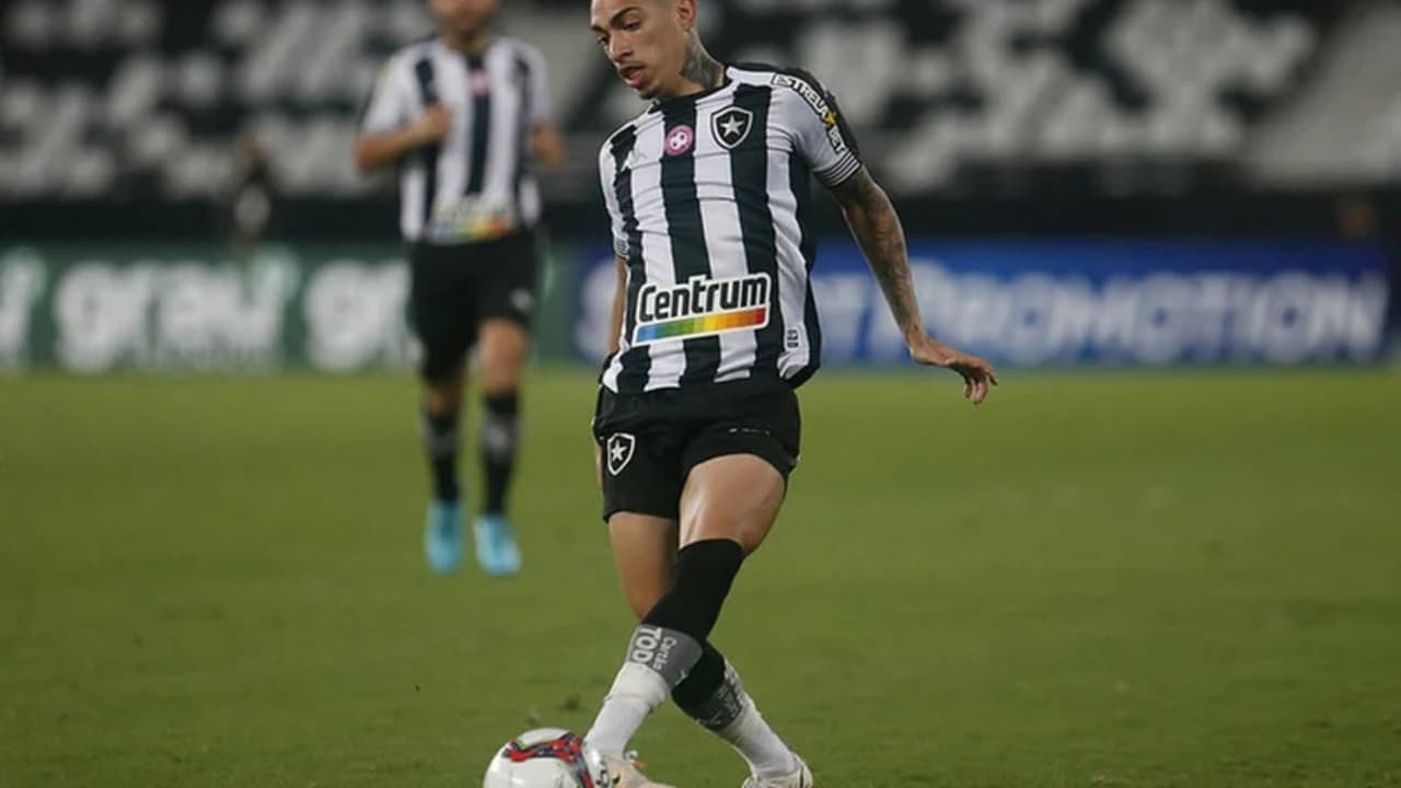 E parece que um titular importante está dando novas oportunidades ao garoto no Botafogo.