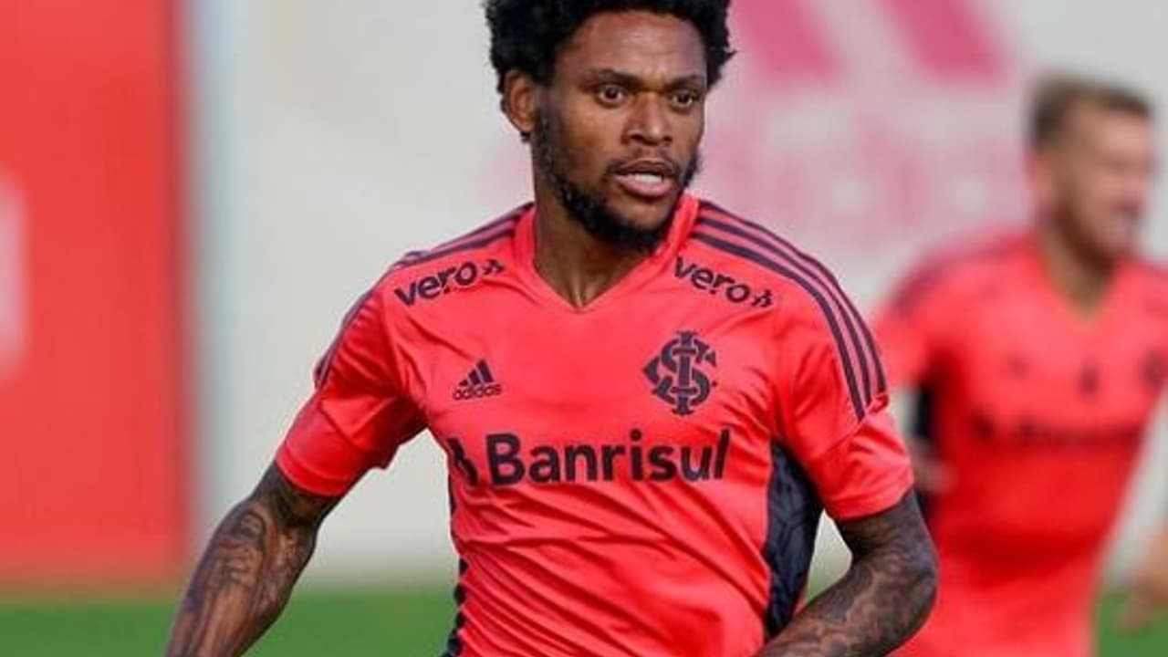 Luiz Adriano deve iniciar a fase de rebaixamento no time titular do Internacional