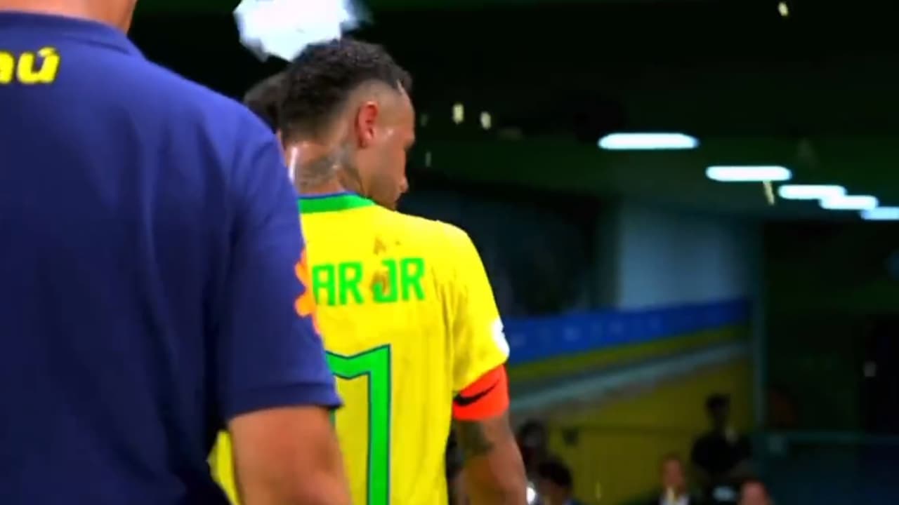 Lemping, Neymar atacou um torcedor que jogou um saco de pornografia nele após o empate do Brasil com a Venezuela.