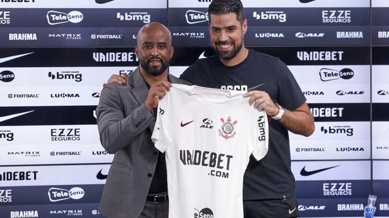 Antônio Oliveira, apresentado pelo Corinthians, diz: “Para consolo, eu teria ficado onde estava”