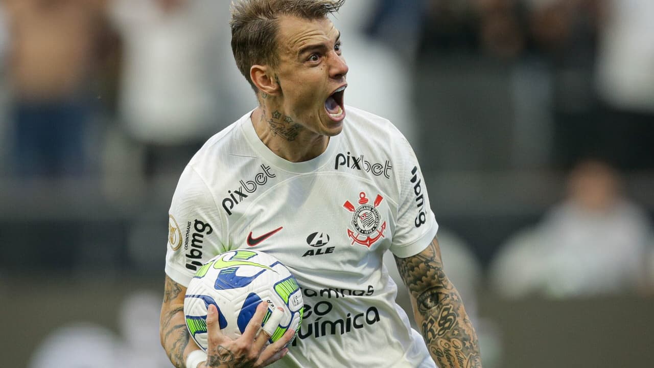 Roger Guedes, que deixou o Corinthians, foi um dos artilheiros do seu país neste ano.