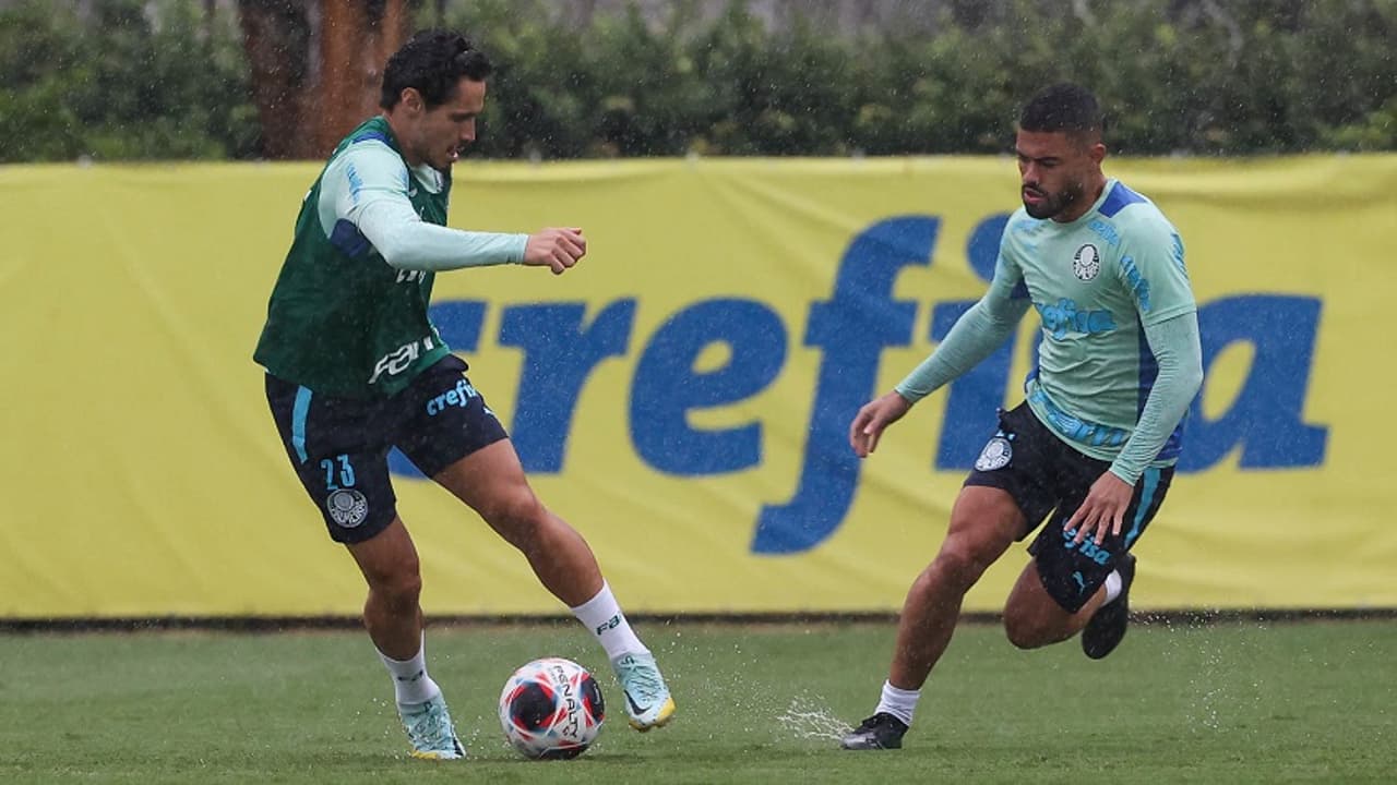 O Palmeiras foi atingido pela chuva durante o segundo treino do dia.