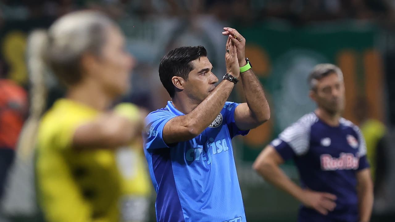 Abel Ferreira relembrou Rony defendendo jogadores desafiados no Palmeiras: ‘Meu coração sangrou’.