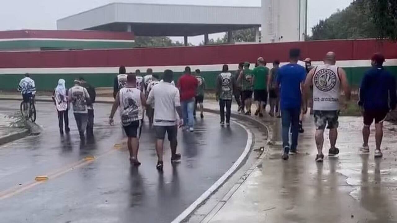 Torcedores do Fluminense protestam no CT Carlos Castillo