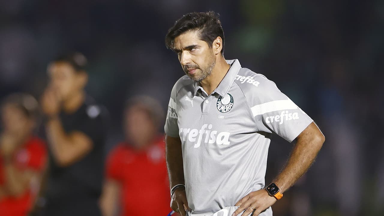 Torcedores protestam contra Abel Ferreira durante empate do Palmeiras com o San Lorenzo