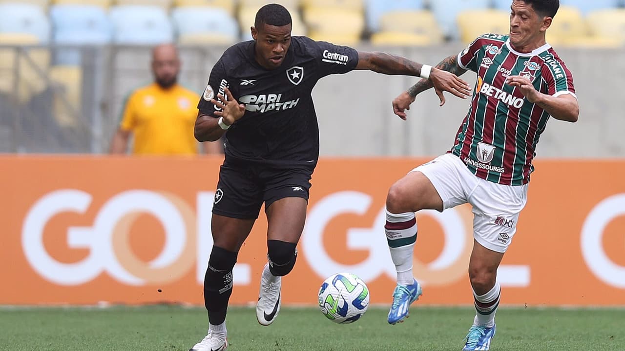 Abaixo de Bruno Lage, Júnior Santos foi melhor escalado em campo pelo titular do Botafogo, Lúcio Flávio