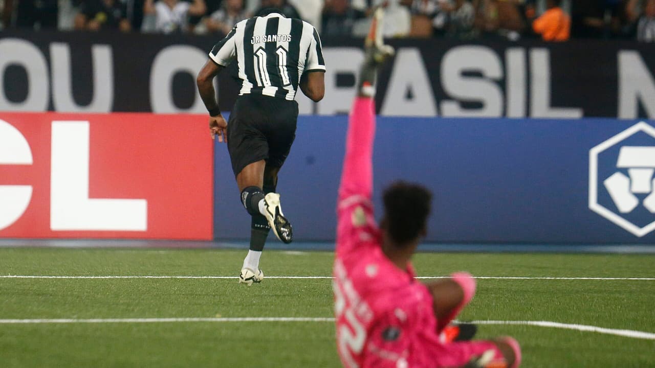 Queimou!   Botafogo vence LDU e dá vida à Libertadores