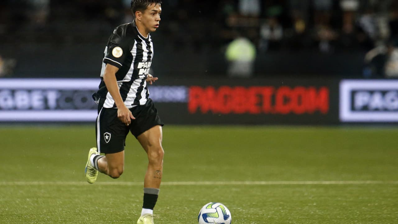 Matias Segovia estreia com camisa do Botafogo e mostra qualidade;   Castro revelou planos para o jogador.