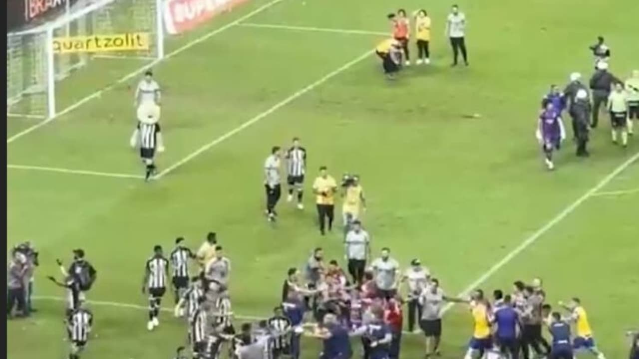 Jogadores do Ceará e do Fortaleza brigam pelo título cearense;   olhar