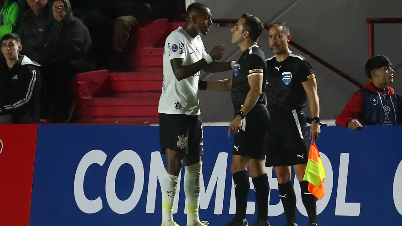 Raúl Gustavo foi expulso do jogo contra o Corinth por ataque à bandeira;   assista ao vídeo