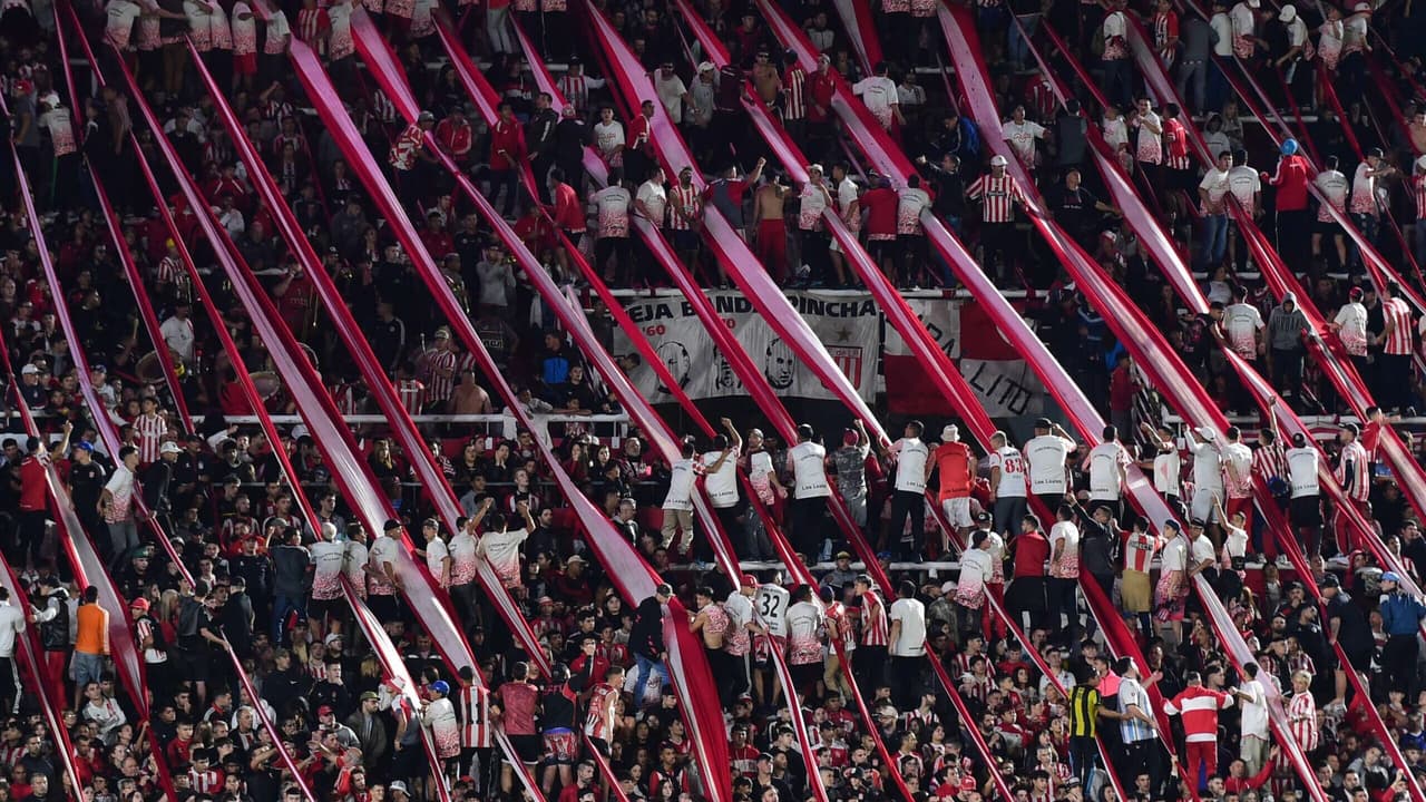 A torcida do Estudiantes faz uma mágica com a torcida do Grêmio;   conteúdo de vídeo