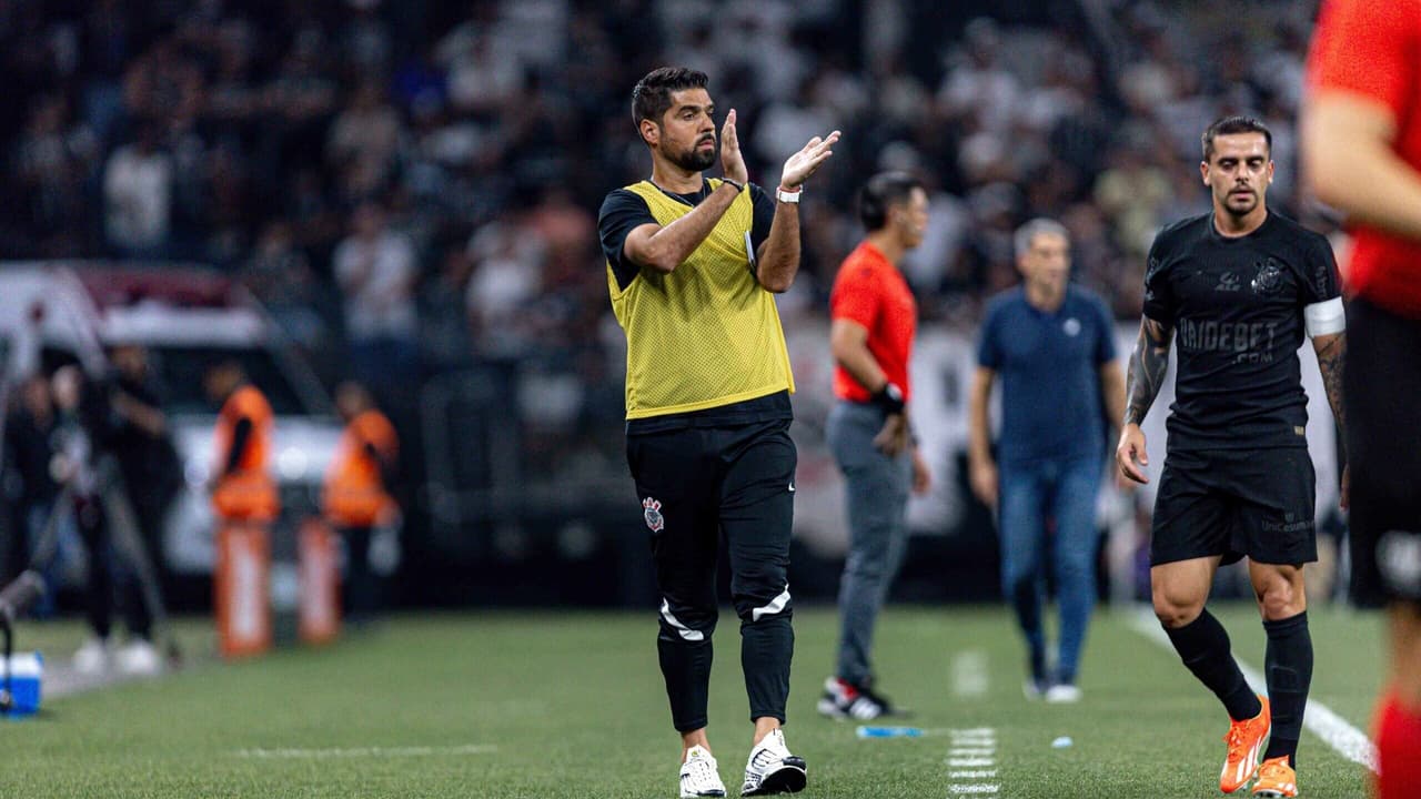 Antônio Oliveira marca o gol de empate do Corinthians