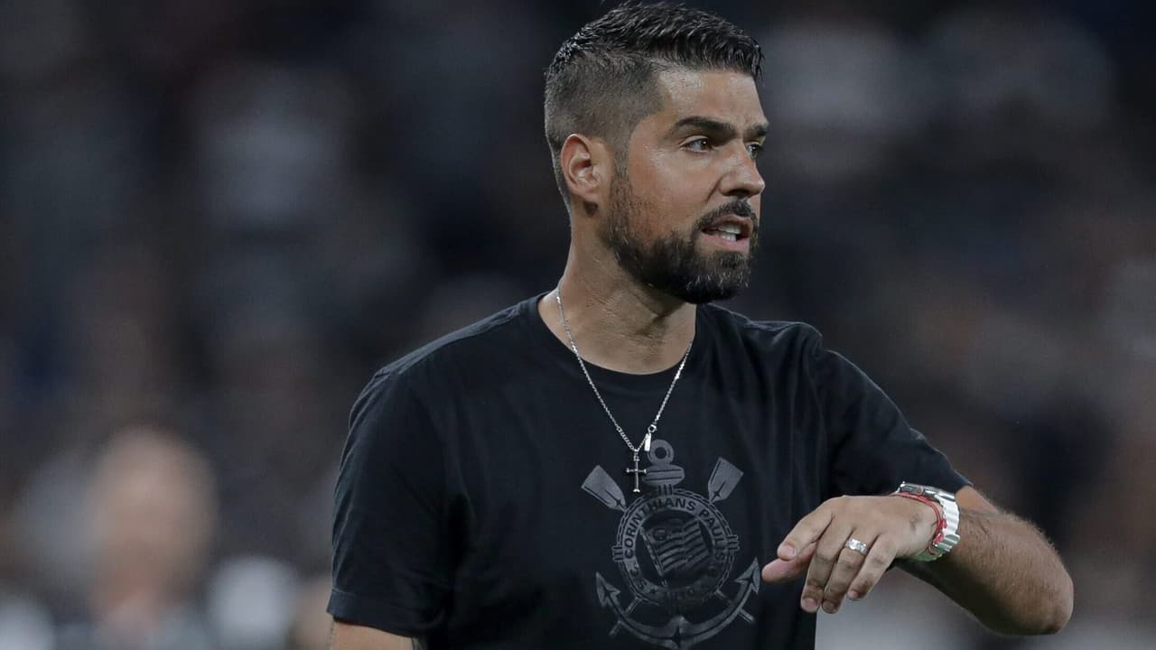 Apesar de ser querido pelos atores, Antônio Oliveira corre risco de ser demitido do Corinthians