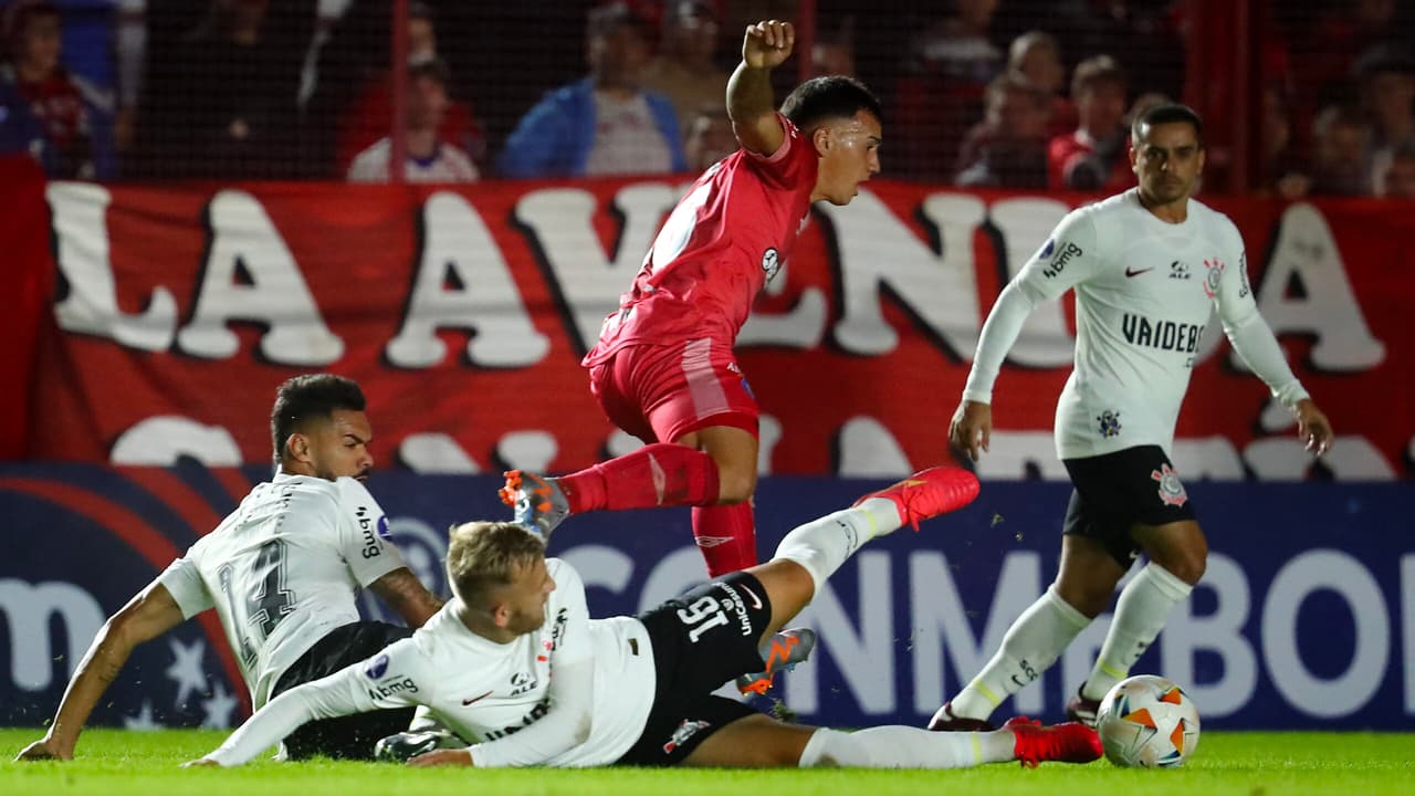 Corinthians perde para o Argentinos Juniors e deixa a liderança do grupo no Sul-Americano