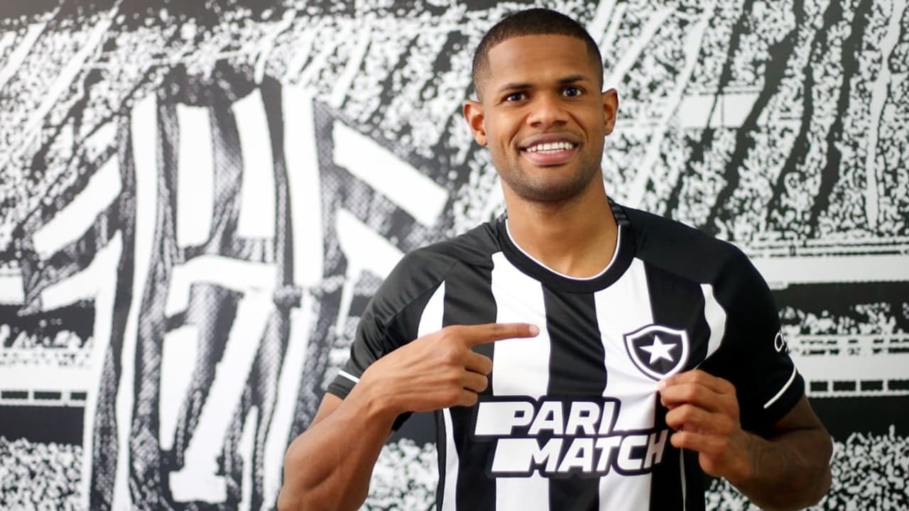 Botafogo anuncia retorno do atacante Júnior Santos