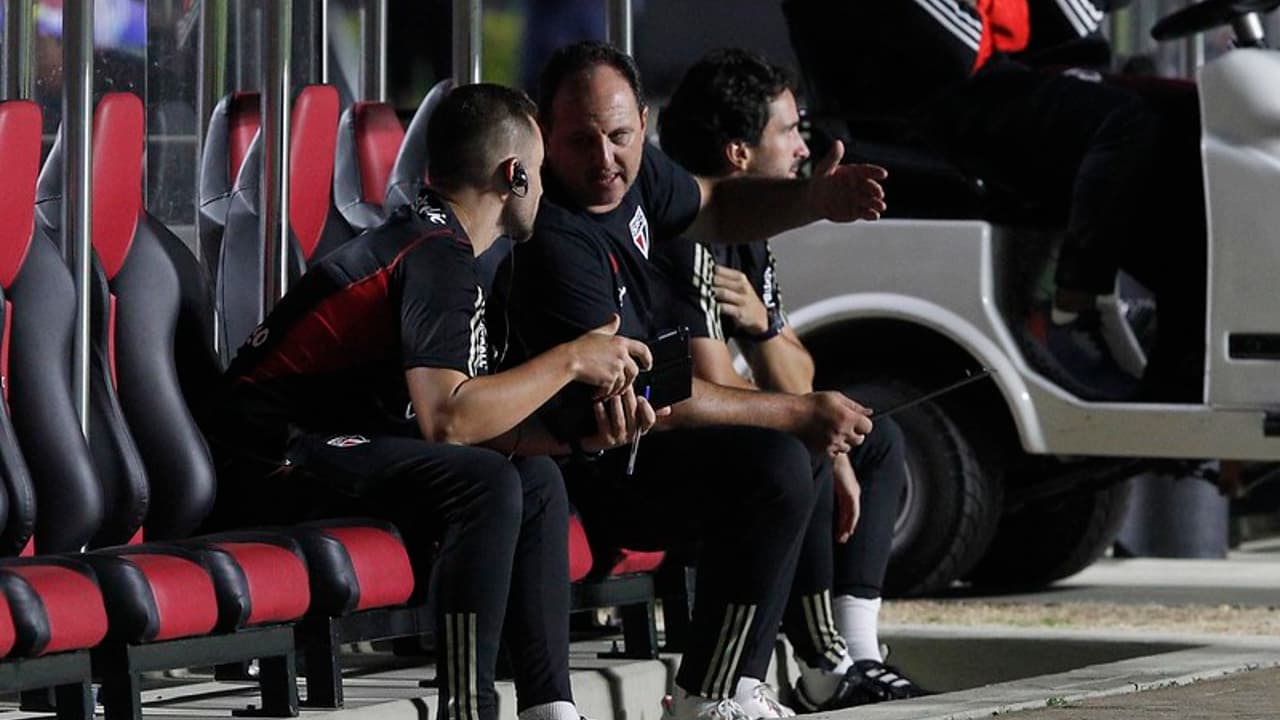 Torcida organizada do São Paulo pede demissão de Rogério Ceni: ‘Só temos um ex-goleiro que treinou’.