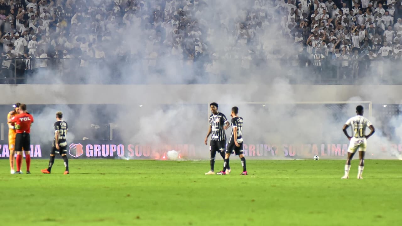 Bombas, protestos e brigas com a polícia!   Vila Belmiro virou ‘canto de guerra’ após derrota do Santos