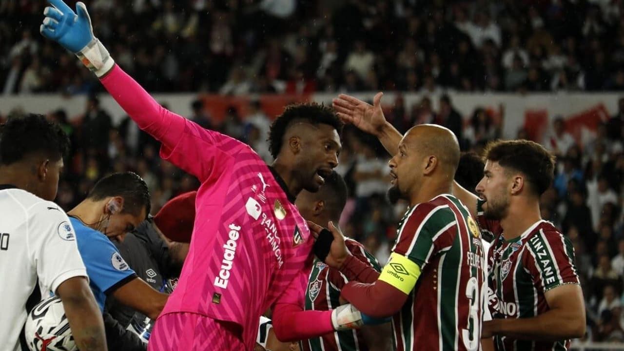 Torcedores da LDU provocam Fluminense com faixa no avião;   assista ao vídeo