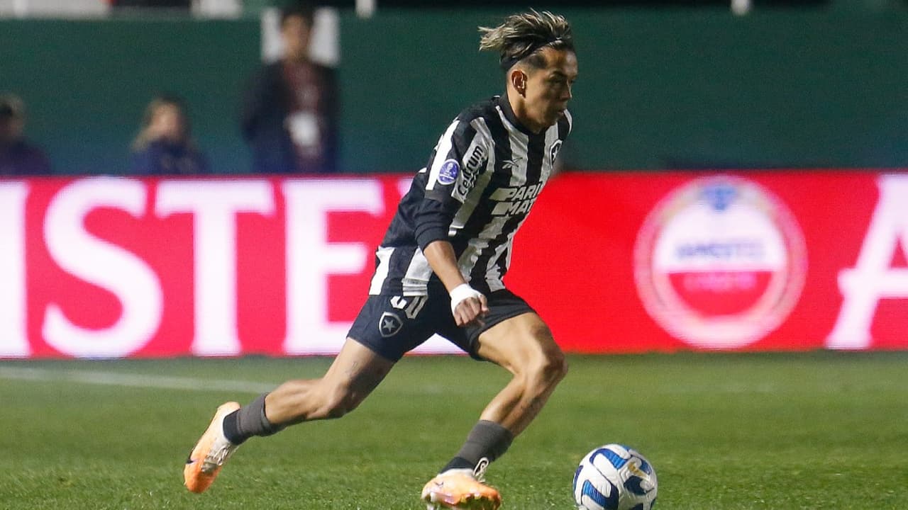 Mostrar bola!   Segovinha voltou a treinar no Botafogo e espera ser convocada para as Olimpíadas.