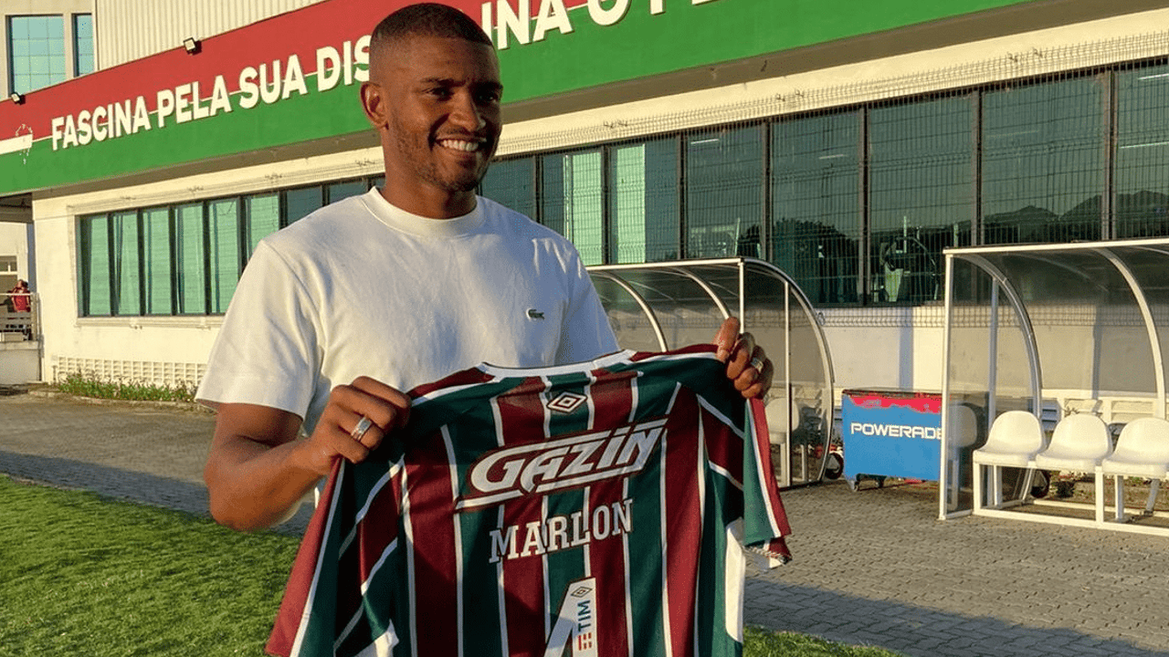 Ex-zagueiro do Barcelona é oferecido ao Corinthians e incentiva clube alvinegro