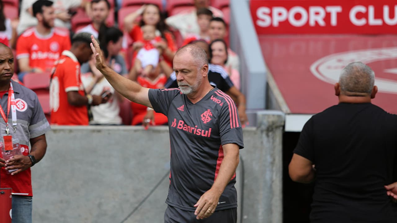 Mano Menezes engana Luis Adriano contra Grenal