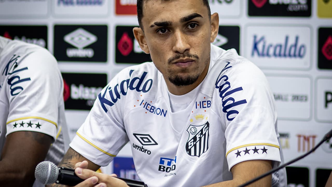 Novo jogador do Santos, Luan Dias, lesionado na partida de estreia