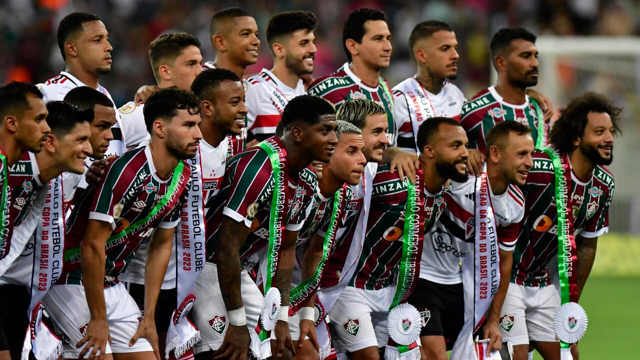 Fluminense e São Paulo trocam bandeiras do campeonato antes do jogo do Brasil