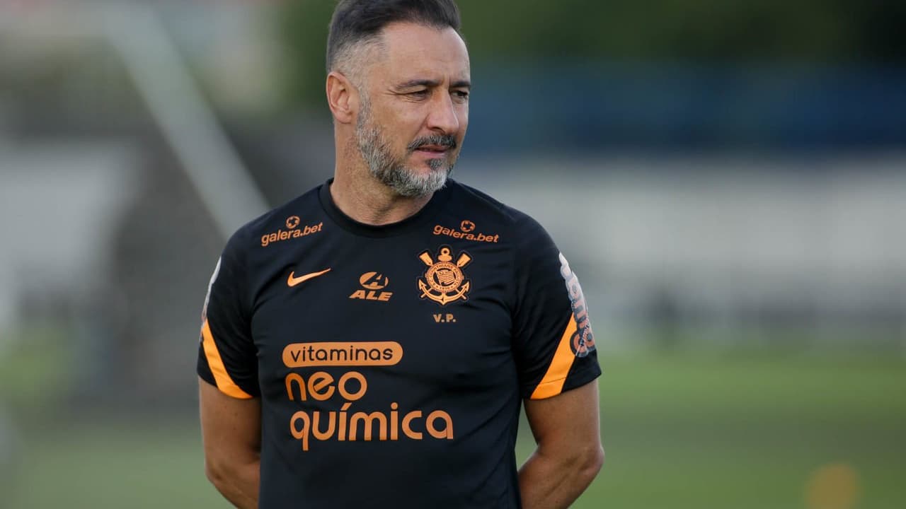 Vítor Pereira insulta Fábio Santos como covarde e expõe o time do Corinthians