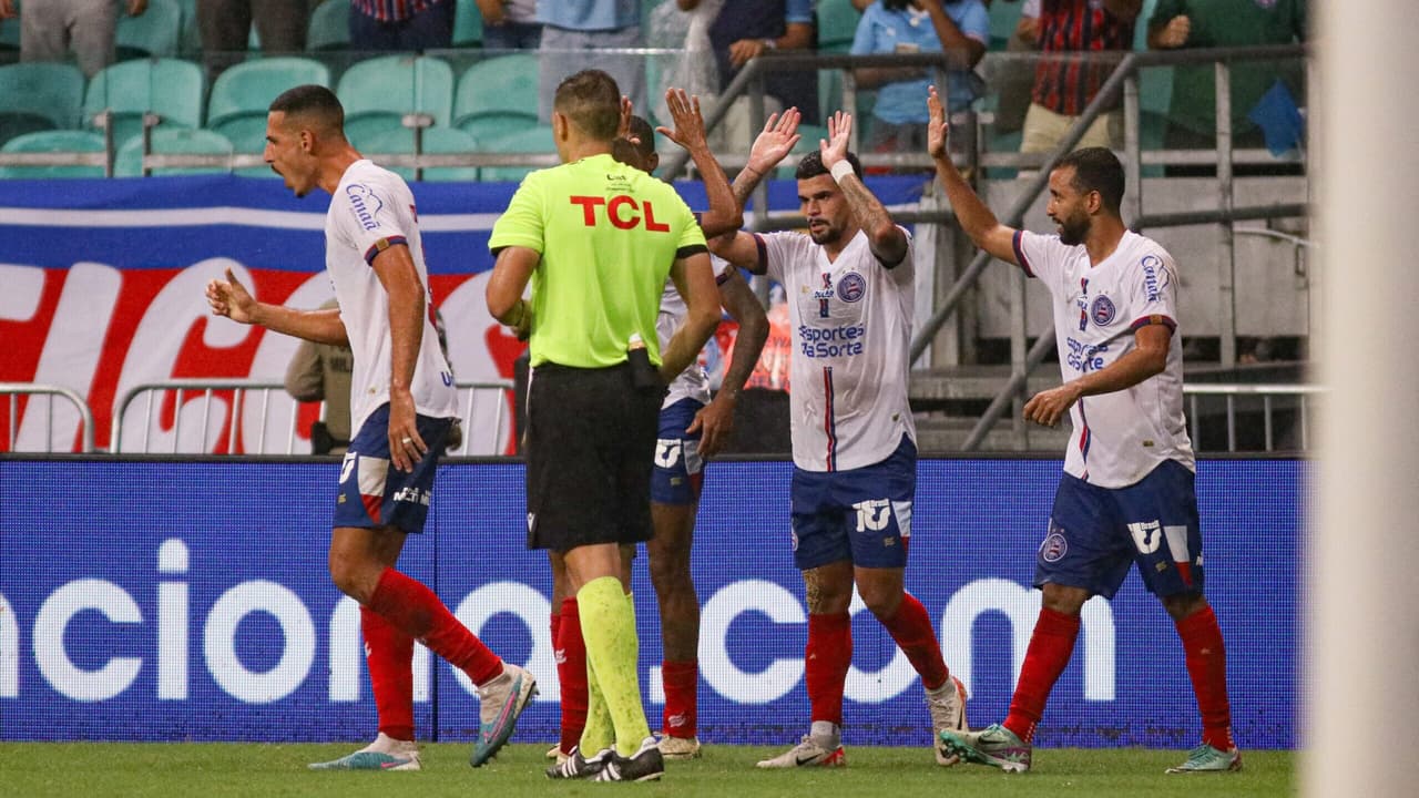 Em jogo marcado por forte chuva, Bahia vence o Fluminense no Brasileirão