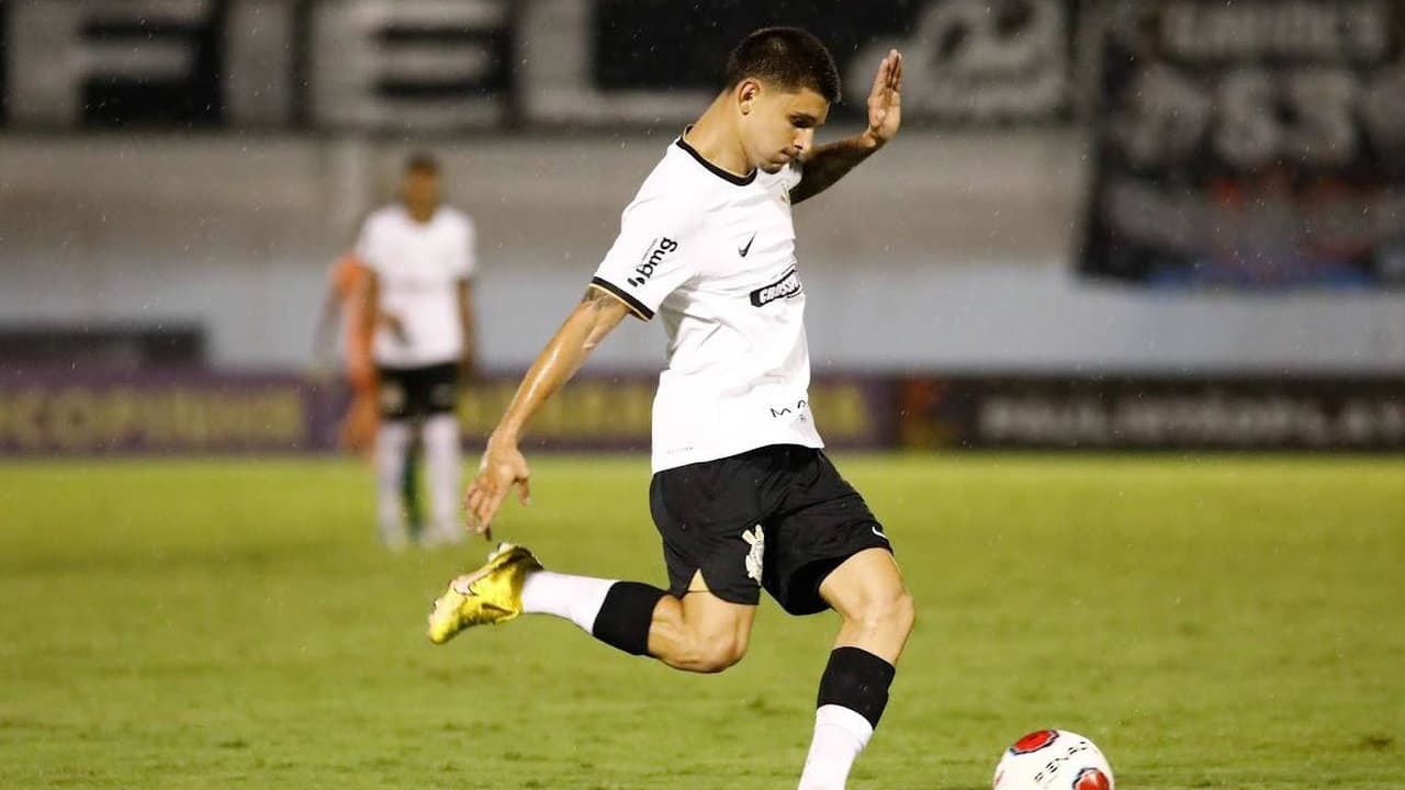 Leo Mana faz sua estreia pelo sub-20 do Corinthians.