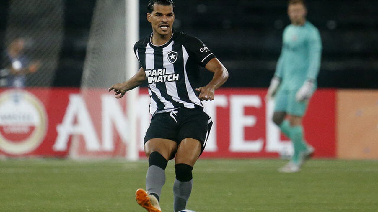 Cotado como titular do Botafogo contra o Patronato, Danilo Barbosa encontra time forte no Sul-Americano