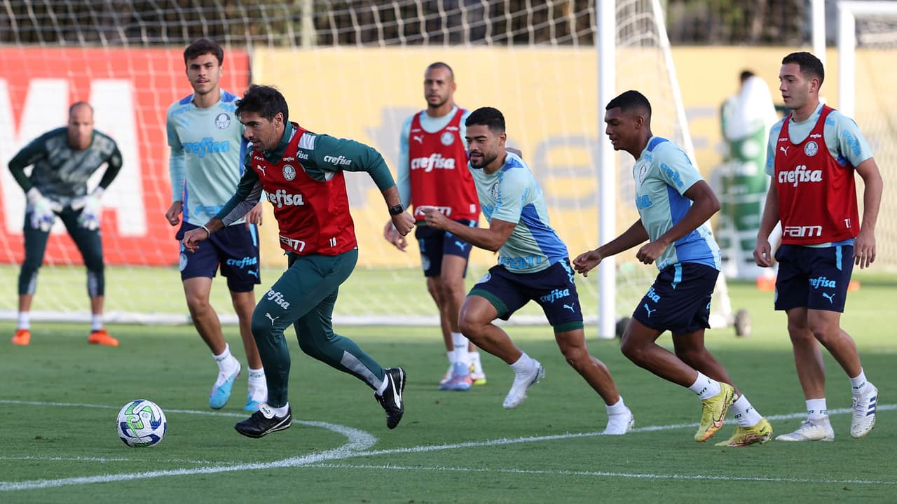 Você tem um lugar na equipe?   Abel Ferreira participa de treino do Palmeiras;   veja as fotos