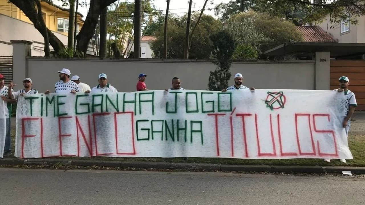 Torcedores do Palmeiras protestam contra Leila Pereira: ‘Companhia aérea não fecha’