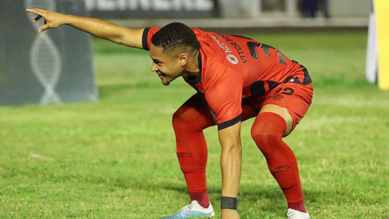 Vitor Roque marca por último e dá vantagem ao Athletico contra o FC Cascavel na final do Paranaense