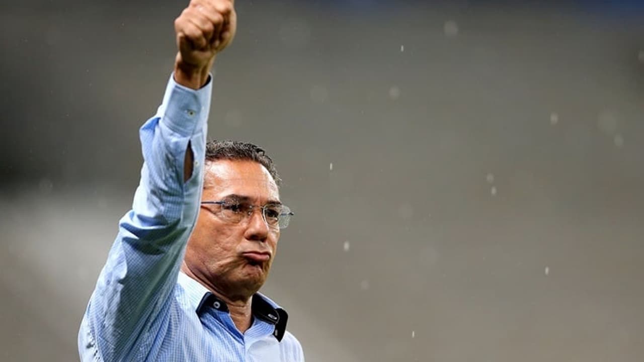 Vanderlei Luxemburgo é favorito para substituir Kuka no comando do Corinthians