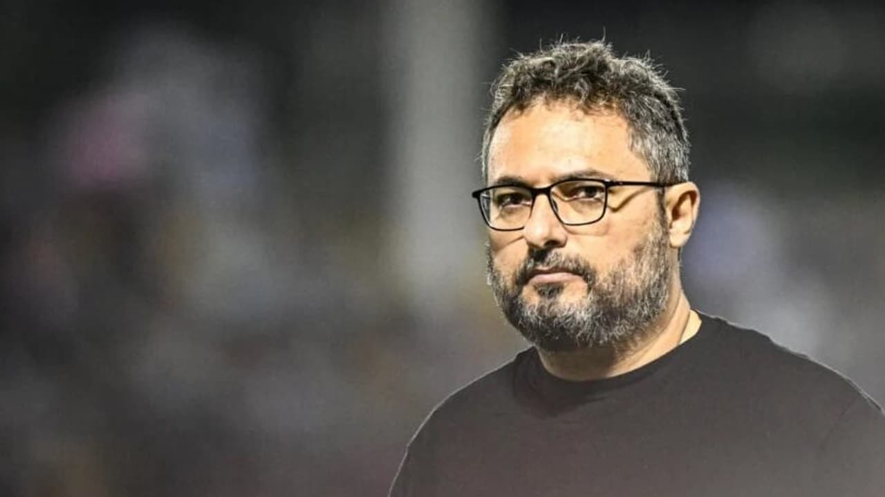 Alexandre Mattos pediu desculpas pela eliminação do Vasco no Carioca e negou o mau tempo.  'Fato surpreendente'