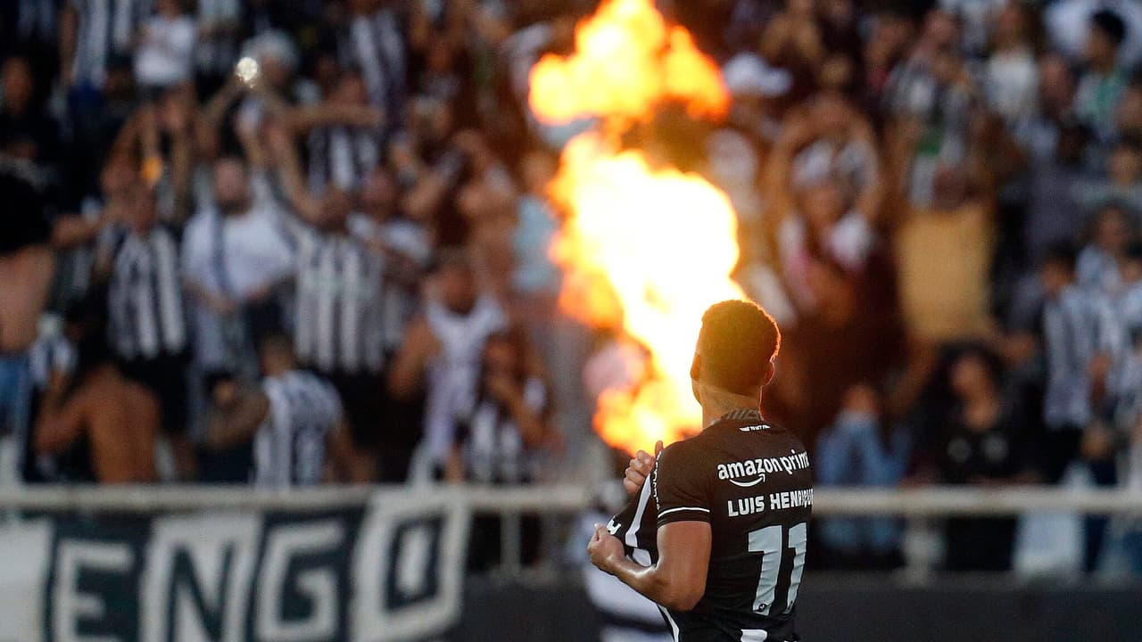 O Botafogo dominou o Vasco, venceu e continuou liderando o Brasilaírão.