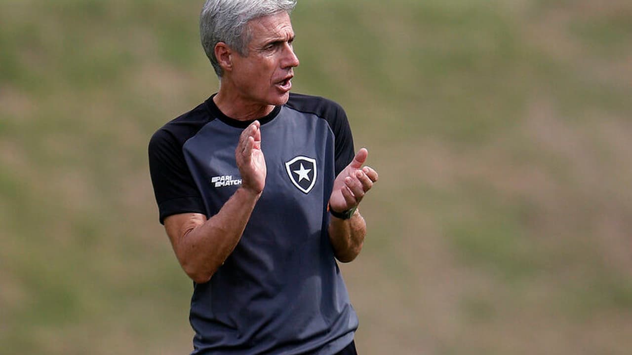 No interesse do Al-Nassr, a situação do contrato no Botafogo está em revisão, com Luis Castro tendo dias agitados no Data FIFA