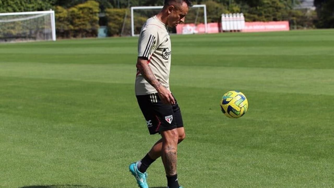 Escalação do São Paulo: Rafinha treina após viagem e deve titular na decisão contra Korineto