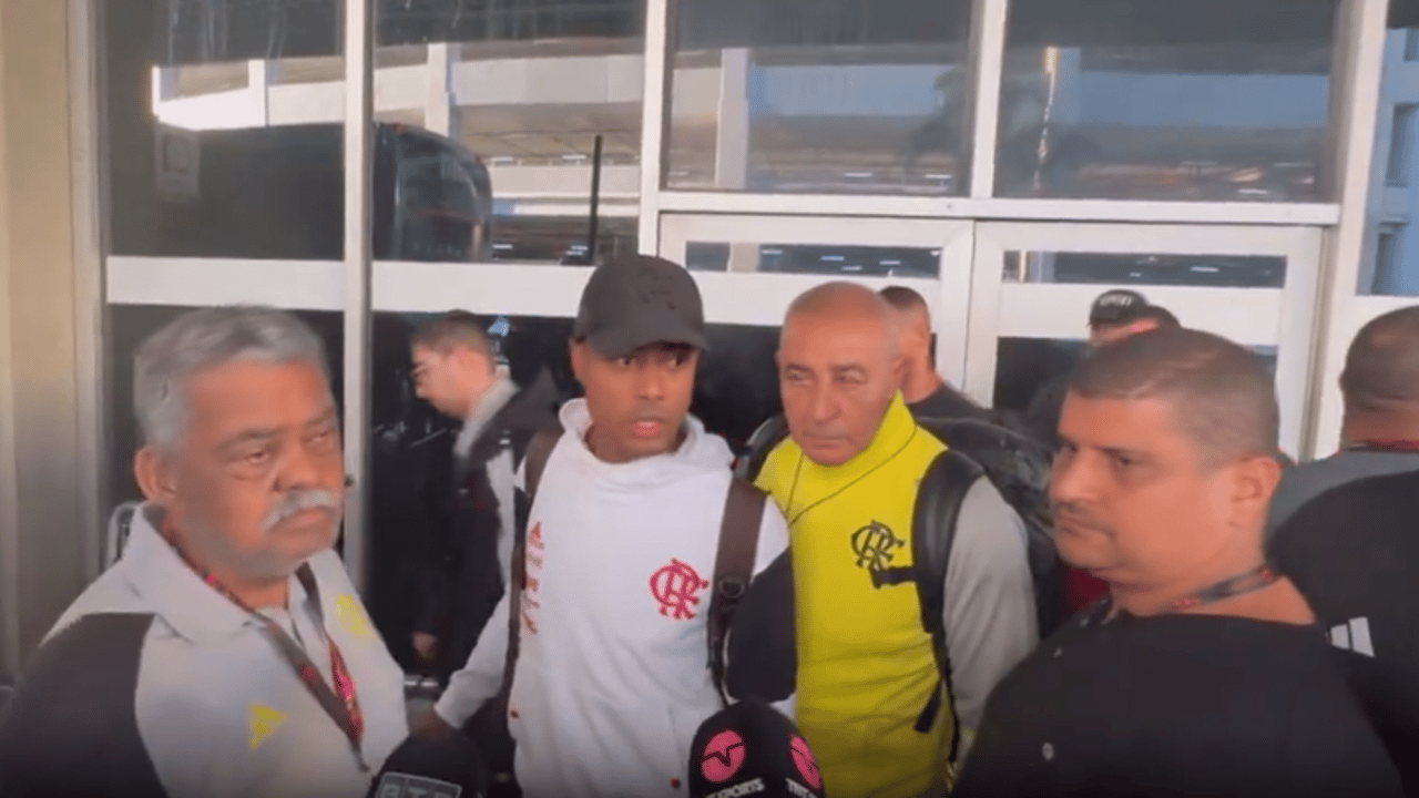 VÍDEO: Flamengo chega ao Brasil durante protestos em aeroporto após derrota na Libertadores