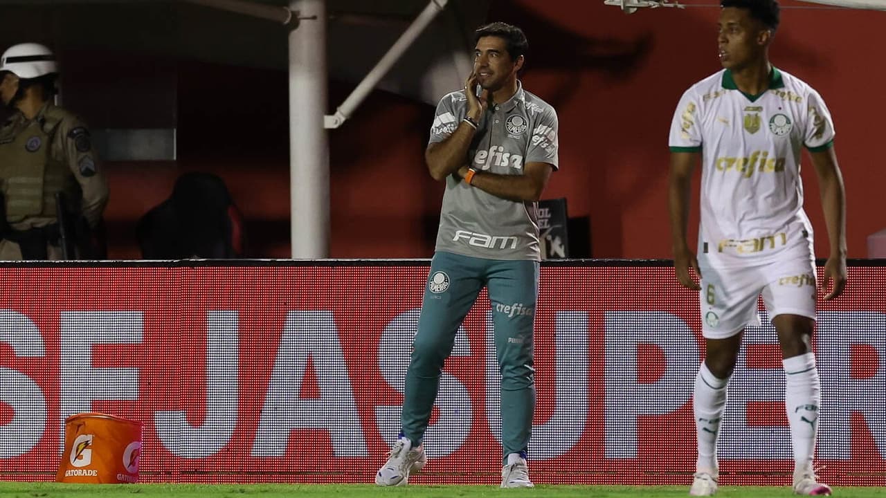 Abel Ferreira criticou o arremesso de Balladan após a vitória do Palmeiras, dizendo: ``Prefiro os sintéticos!''