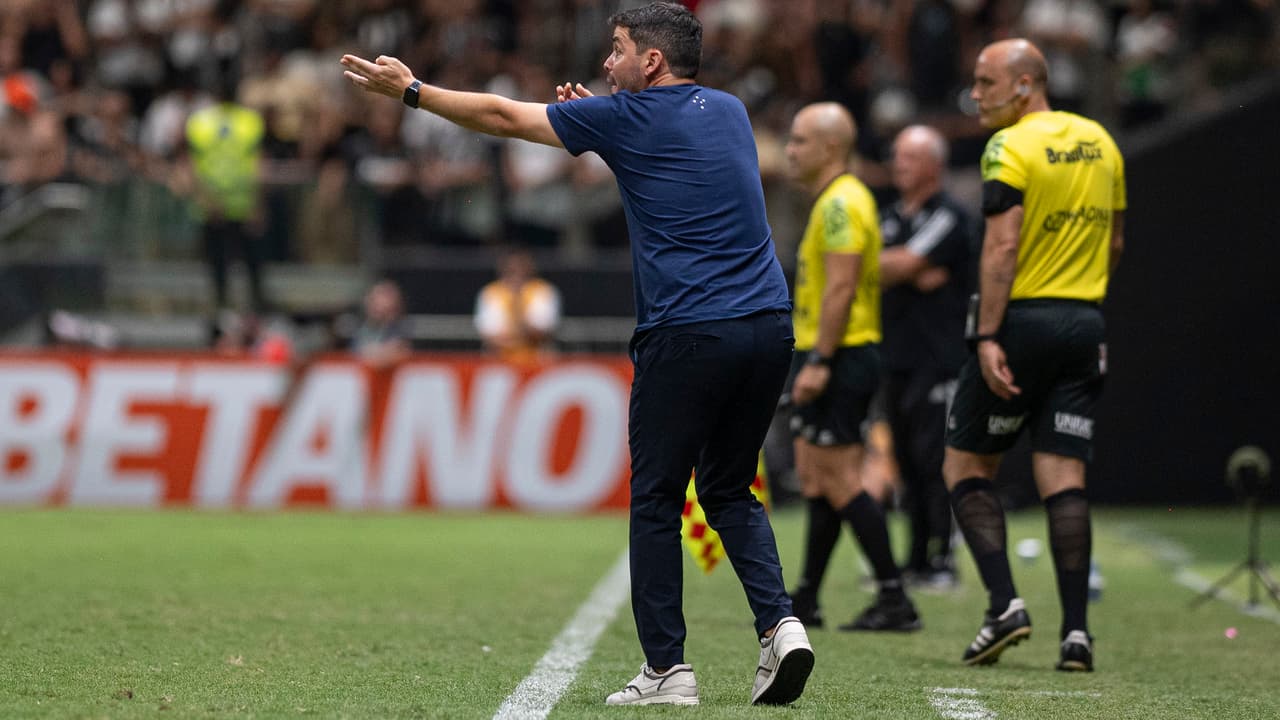 Após a vitória do Cruzeiro sobre o Atlético-MG, Larcamón evitou a euforia: ‘Mantenha a humildade’.