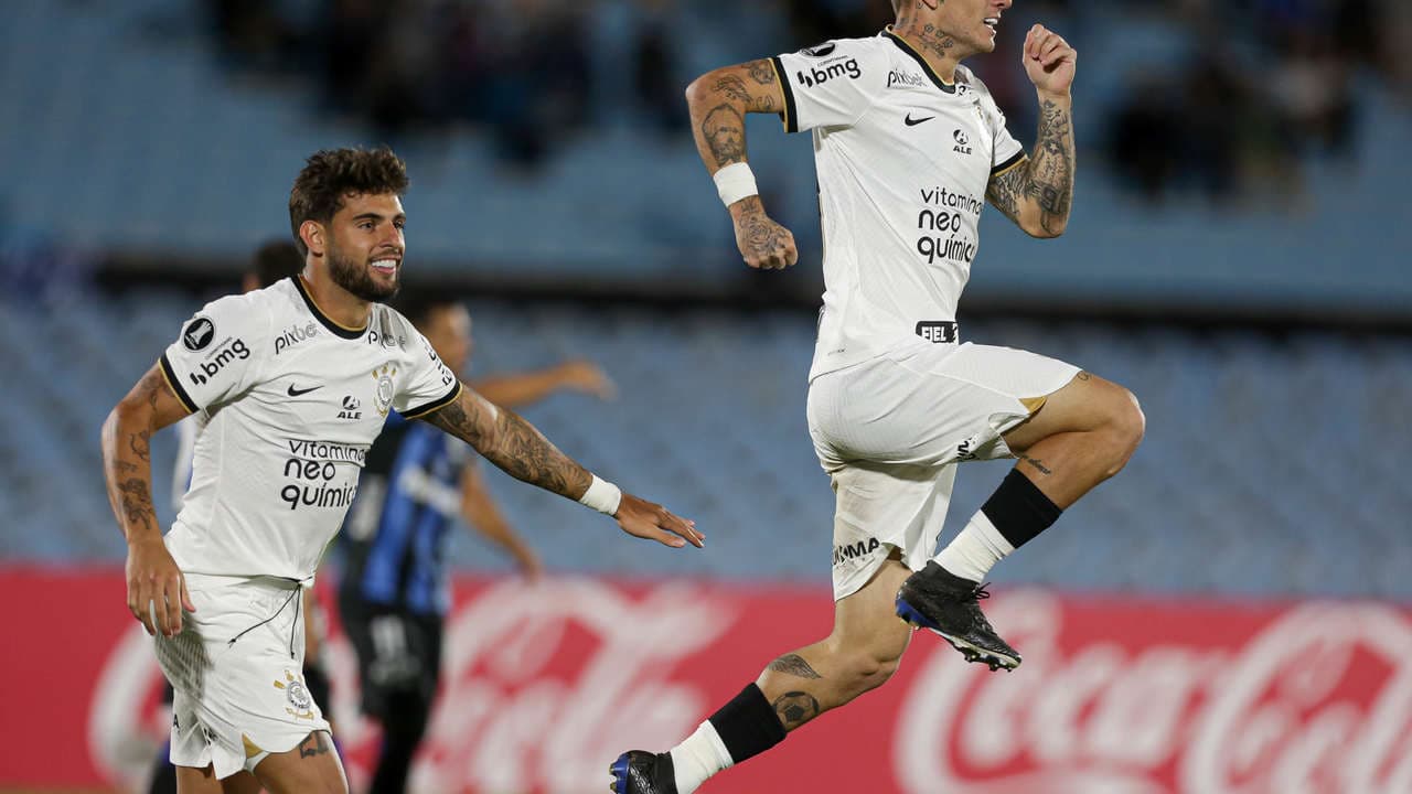 Roger Guedes manifestou sua indignação com o Corinthians na Libertadores e elogiou os integrantes de sua congregação.