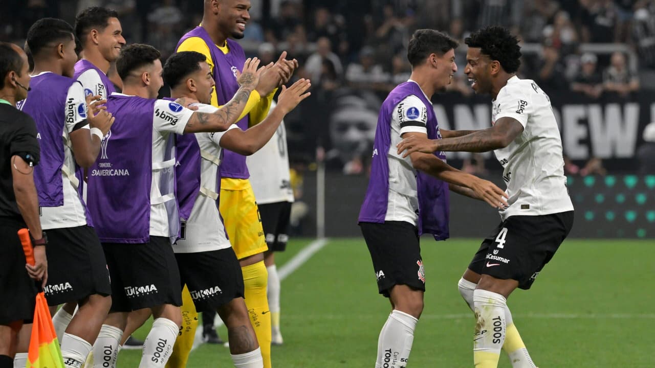 No segundo tempo, o Corinthians superou o Estudiantes e levou as vantagens no segundo tempo do primeiro tempo.