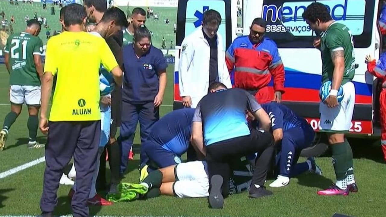 Em jogo da Série B, jogador sangra e é retirado de ambulância