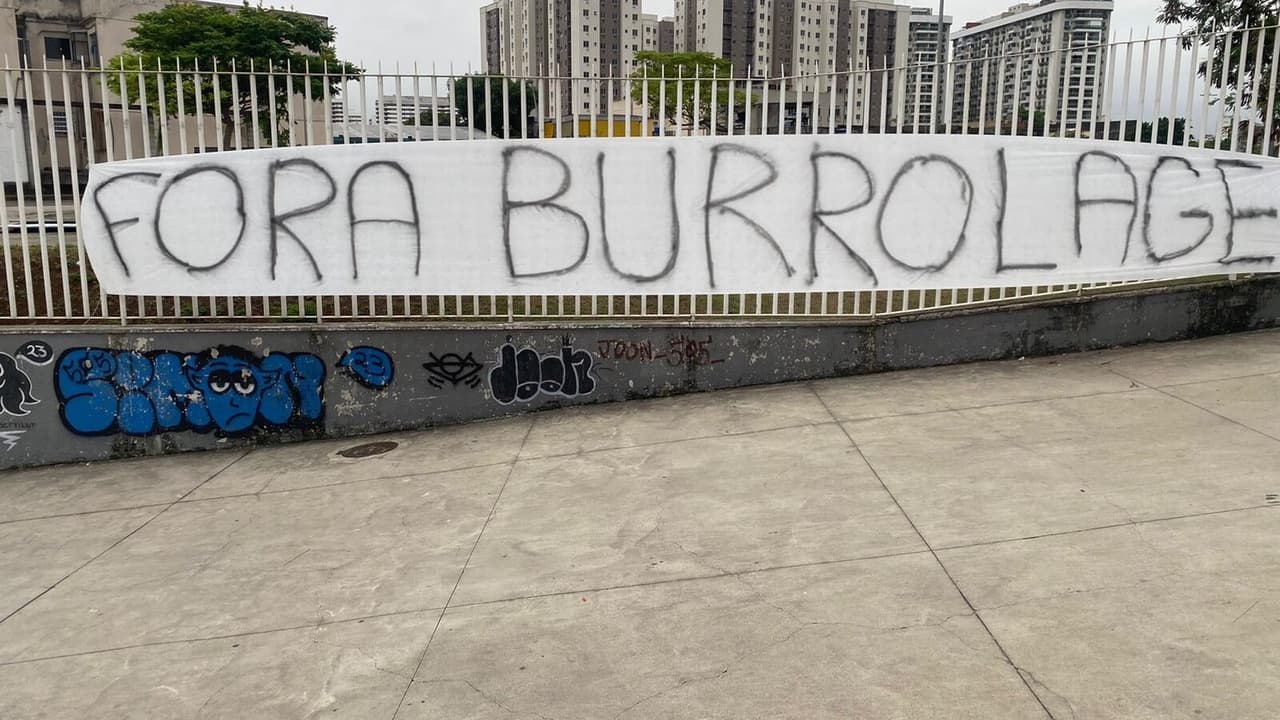 Torcedores do Botafogo desfraldam faixas de protesto contra Bruno Lage