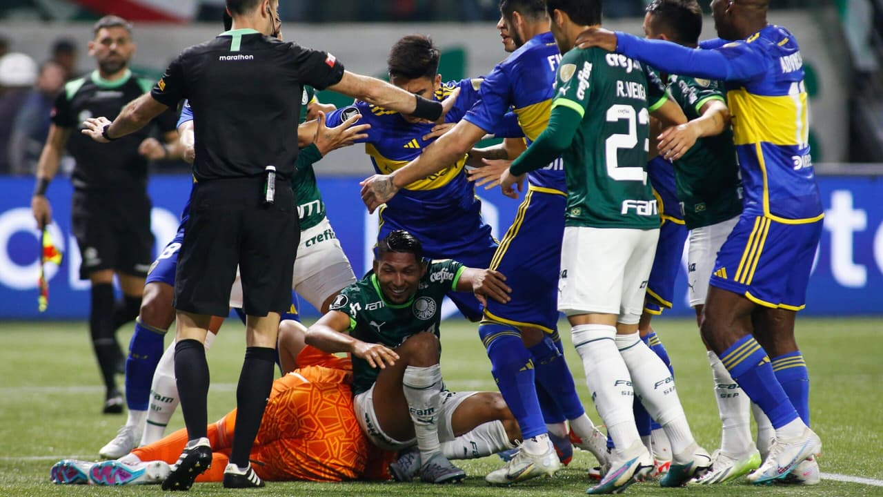 Palmeiras x Boca Juniors: Conmebol publica análise VAR da disputa entre Rony e Rojo